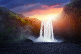 Dramatische waterval bij zonsondergang
