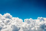 Dramatische wolkenzee met diepe blauwe lucht