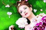 Dromerige vrouw met bloemen