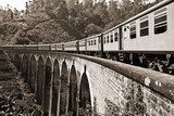 Elegante spoorwegboog in sepia