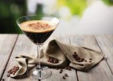 Espresso martini in zachte gloed