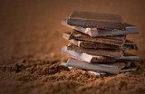 Gestapelde donkere chocoladestukken