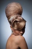 Glamoureuze haarstijl in volle glorie