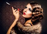 Glamoureuze retro diva in fluweel