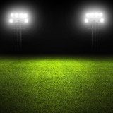 Helder verlicht voetbalveld bij nacht