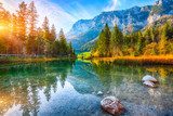 Herfstlicht aan bergmeer