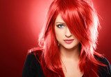 Intense rood portret met stijlvolle allure