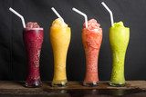 Kleurrijke smoothies op tafel