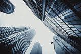 Moderne wolkenkrabbers vanaf straatniveau