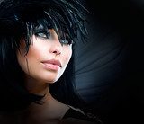 Mysterieuze vrouw met veren hoofdbedekking