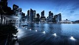 Nachtelijke skyline vol reflecties