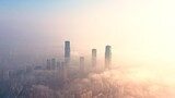Ochtendlicht omarmt mistige wolkenkrabbers