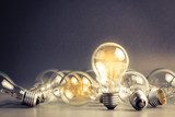 Oude gloeilamp brengt licht in retro stijl