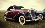 Retro klassieke auto in zonlicht