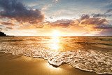 Rustgevende zonsondergang aan zee