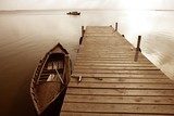 Rustieke Houten Steiger en Boot in Sepia