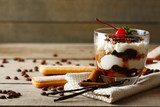 Sfeervol dessertmoment in rustieke setting