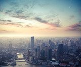 Stadslicht en skyline bij de schemering