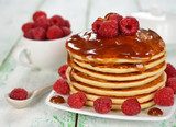 Stapels pannenkoeken met frambozen en karamel