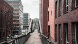 Stedelijk winterlandschap met brug