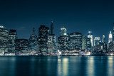 Stedelijke energie onder nachtelijke hemel