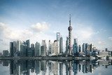 Stedelijke skyline met reflecties
