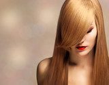 Stijlvolle close-up van vrouw met glad lang haar