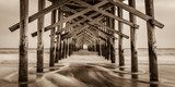 Symmetrische rust aan zee in sepia