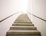 Symmetrische trap in minimalistische ruimte
