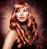 Verfijnde vrouw met golvend rood haar