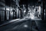 Verlaten steeg in stille nacht