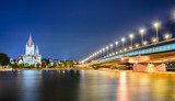 Verlichte brug en serene nachtelijke rivier