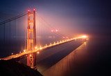 Verlichte brug in mistige nacht
