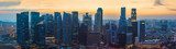 Verlichte skyline bij avondschemering