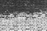 Verweerde zwarte en witte bakstenen muur
