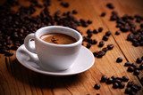 Warme koffiesfeer op houten tafel
