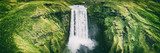 Waterval tussen groene heuvels