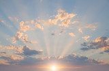 Zachte zonsopgang met pastelwolken