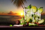 Zomerse cocktails bij zonsondergang