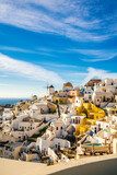 Zonnig mediterraan dorpszicht