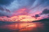 Zonsondergangsreflecties aan zee