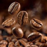 Zwevende geroosterde koffiebonen in detail