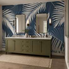 Donkerblauwe-achtergrond-met-wit-palmbladmotief-fotobehang-voor-de-badkamer-fotobehang-demural