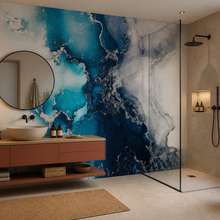 Contrast-van-intens-blauw-en-terracotta-fotobehang-voor-de-badkamer-fotobehang-demural