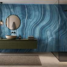 Ritmische-golven-van-blauwe-steen-fotobehang-voor-de-badkamer-fotobehang-demural